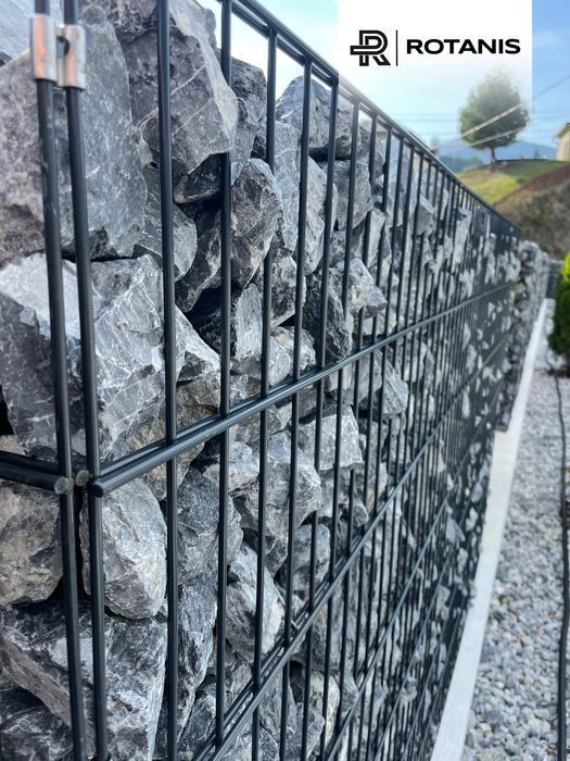 Gard din piatra tip gabion piatra concasata si panou pentru gard