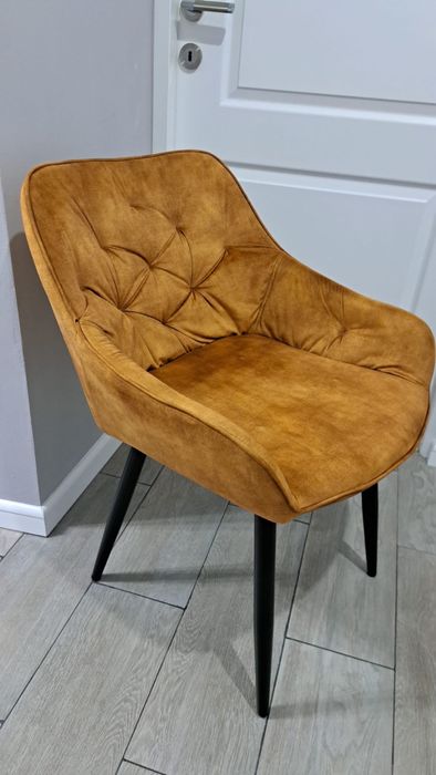 Scaune catifea aproape noi