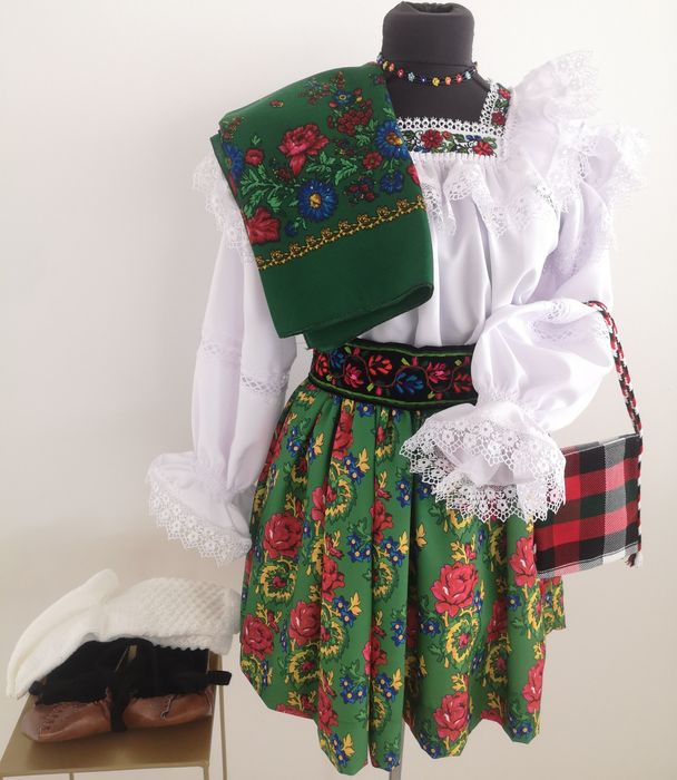 Costum  popular din maramures pentru femei