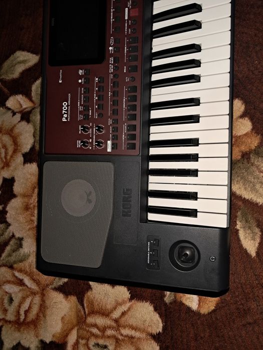 Vând Korg PA700 NOU.