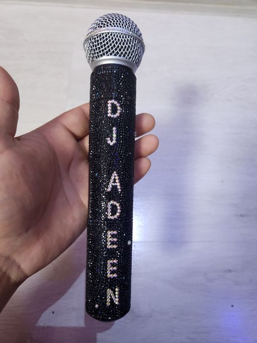 Personalizez microfoane si alte obiecte cu cristale