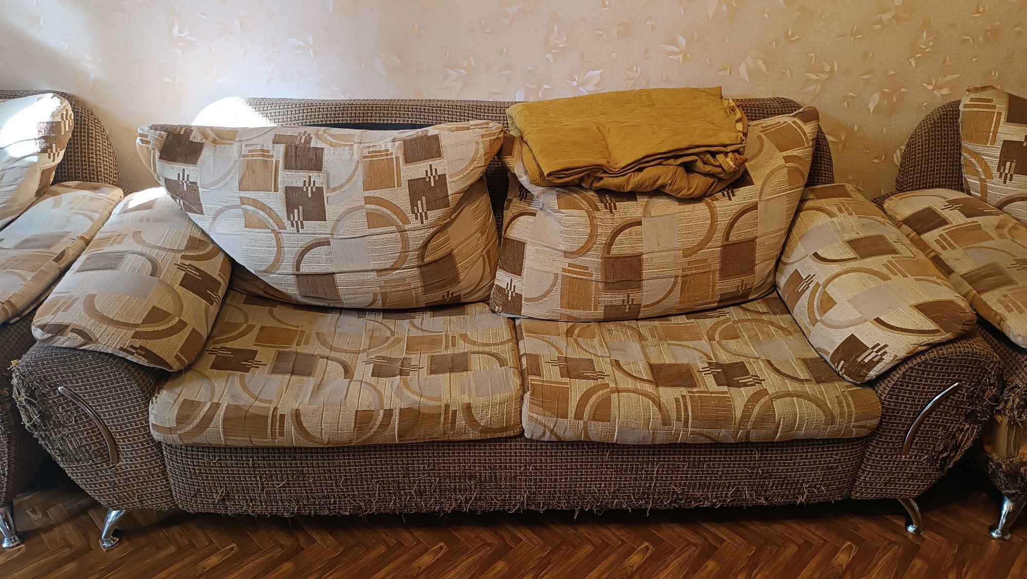Диван и два кресла