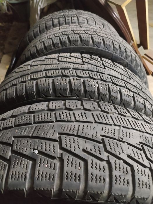 Продам комплект зимних шин.185/65/15