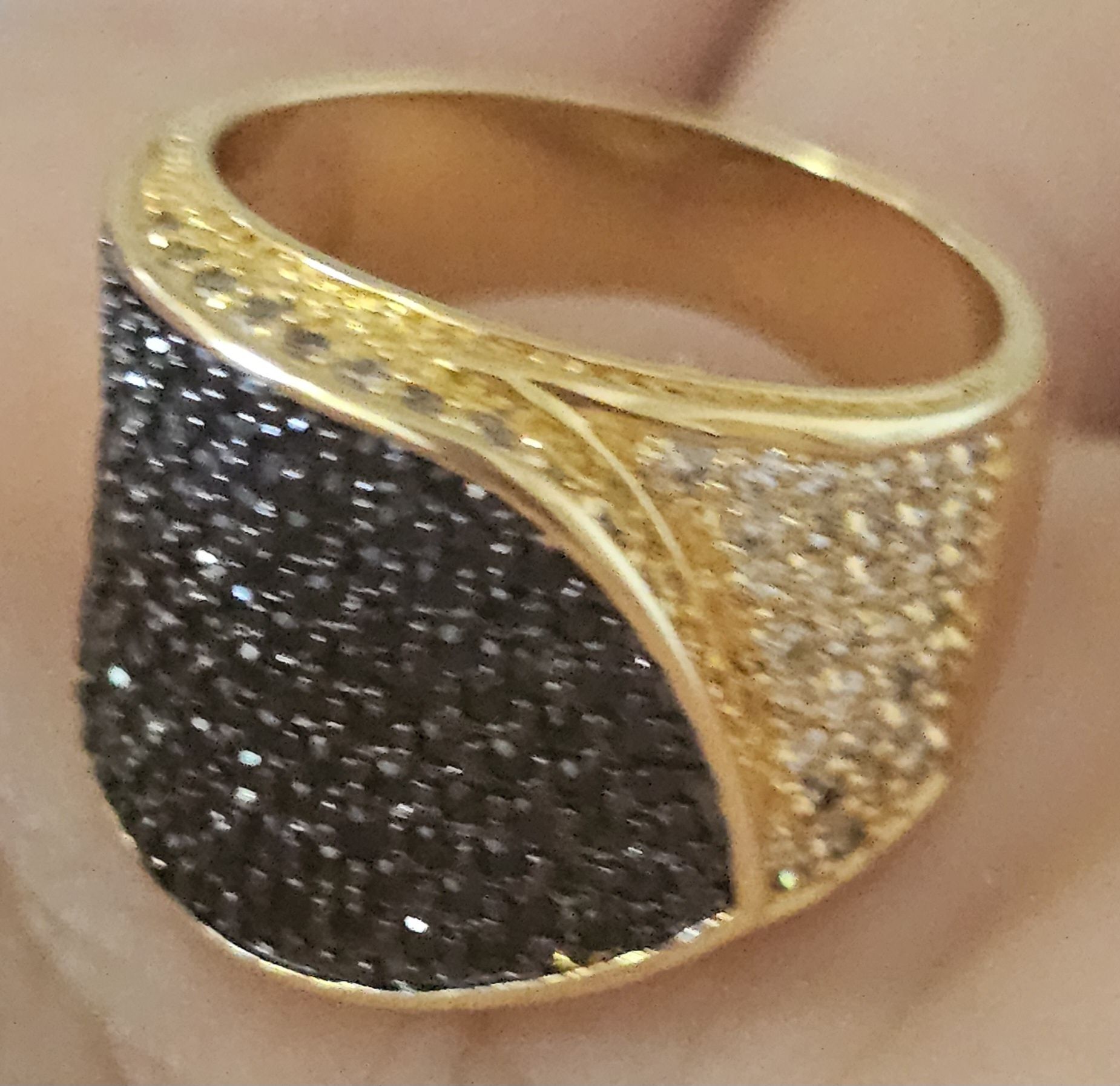 Vând inel dama nou, modern, culoare auriu, model cu pietre