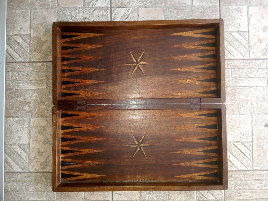 Стара дървена табла за игра