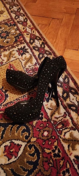 Продавам елегантни дамски обувки Perla с токчета номер 37 черни