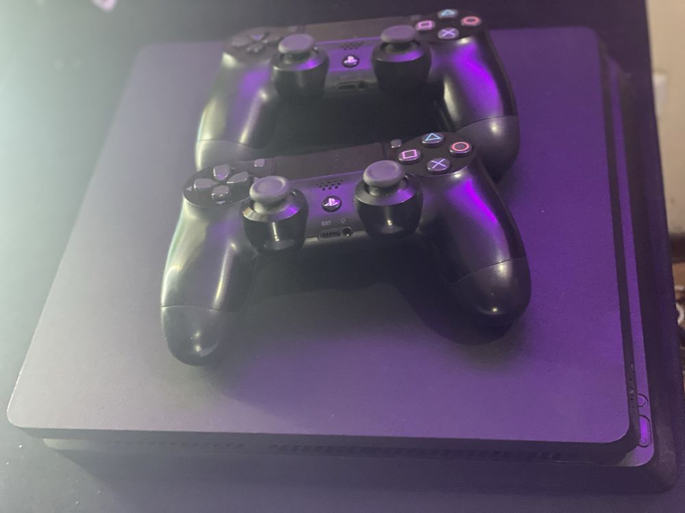 Продаю пс 4 с играми 3 шт