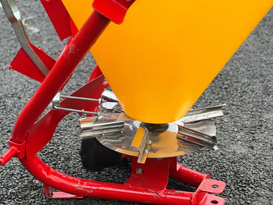 Distribuitor de ingrasaminte polonez 300 L cuva plastic