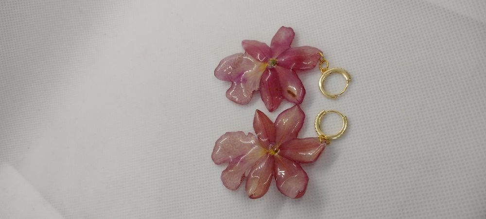 Обеци с естествен цвят на мини орхидея Miltonia.  Цветче с размери 5/4