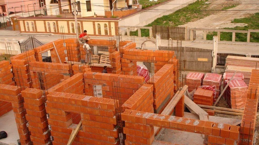 Constructii case la rosu sau la cheie