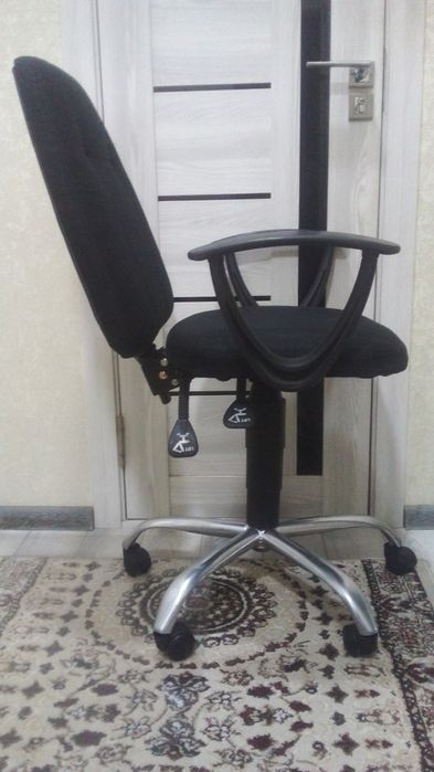 Продается офисное кресло в отличном состоянии.  Все механизмы работают
