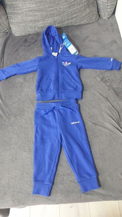 Trening Adidas , nou cu etichetă. 18-24 luni