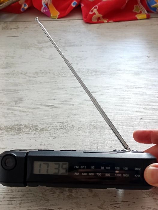 Radio portabil cu baterii și ceas electronic cu proiecție