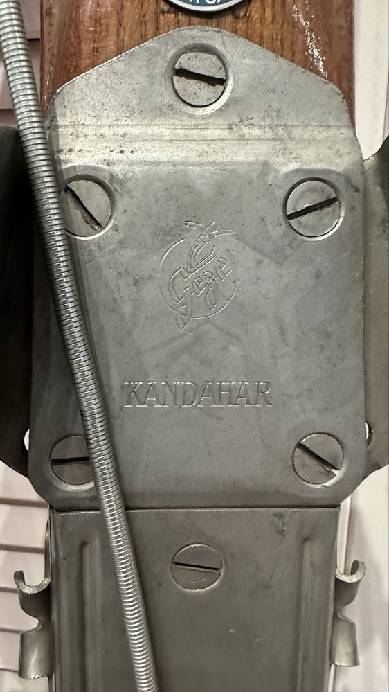 Skiuri vintage Geze Kandahar anii 40 din lemn cu bete rare vechi