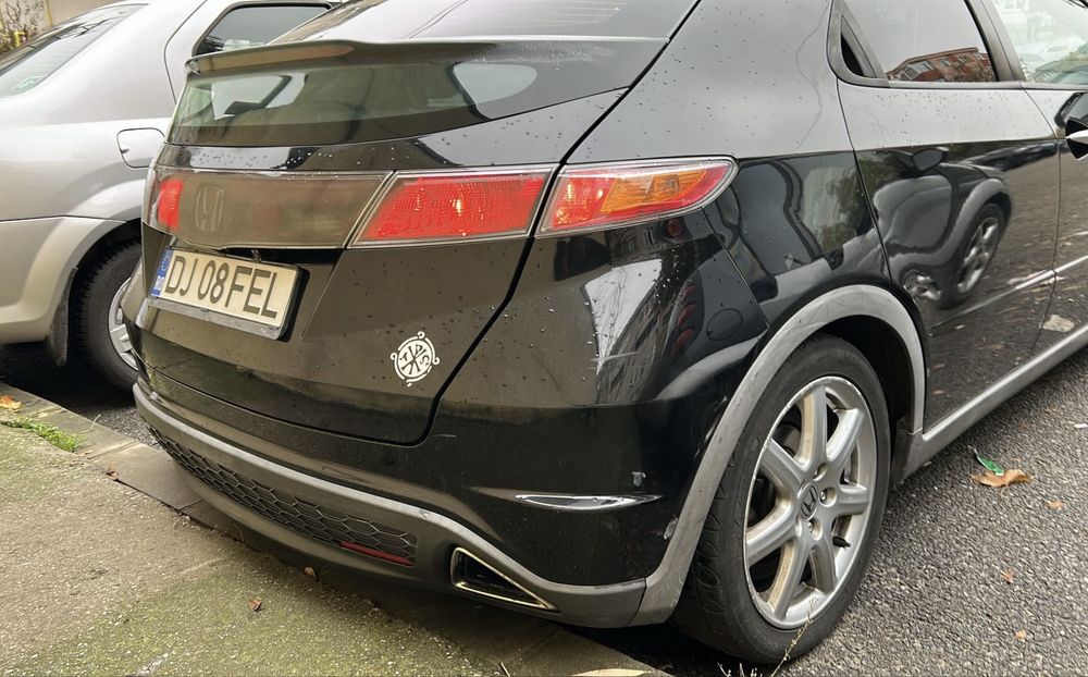 Honda Civic cu bara si farul avariate