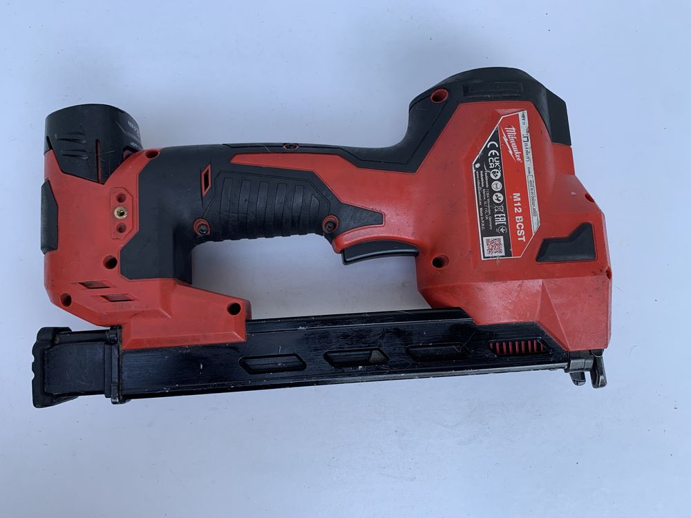 Milwaukee M12 BCST/ такер електричарски с изолирани скоби/+ бат2 ah.