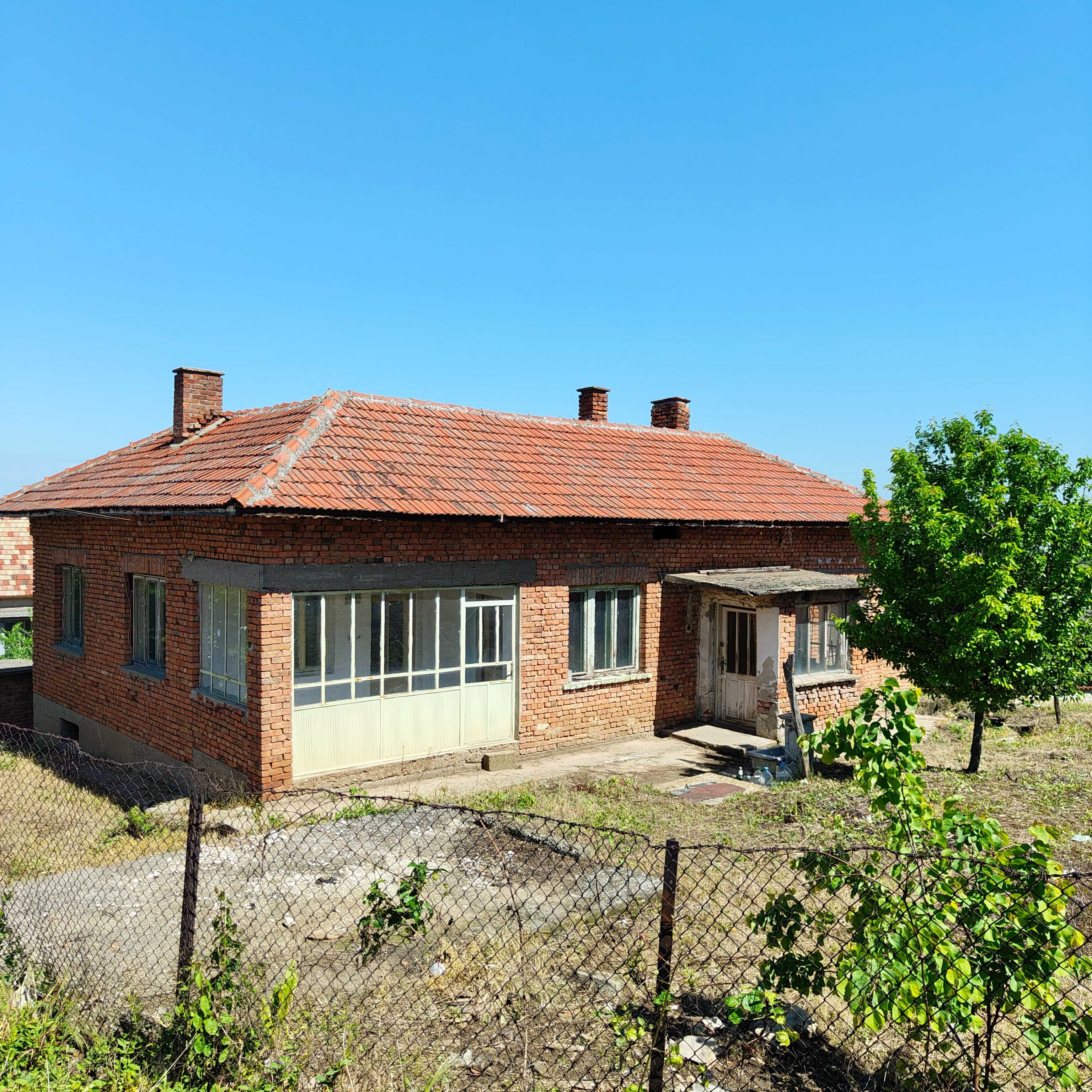 КЪЩА 122 КВ./м. С ДВОР 1200 КВ./м.