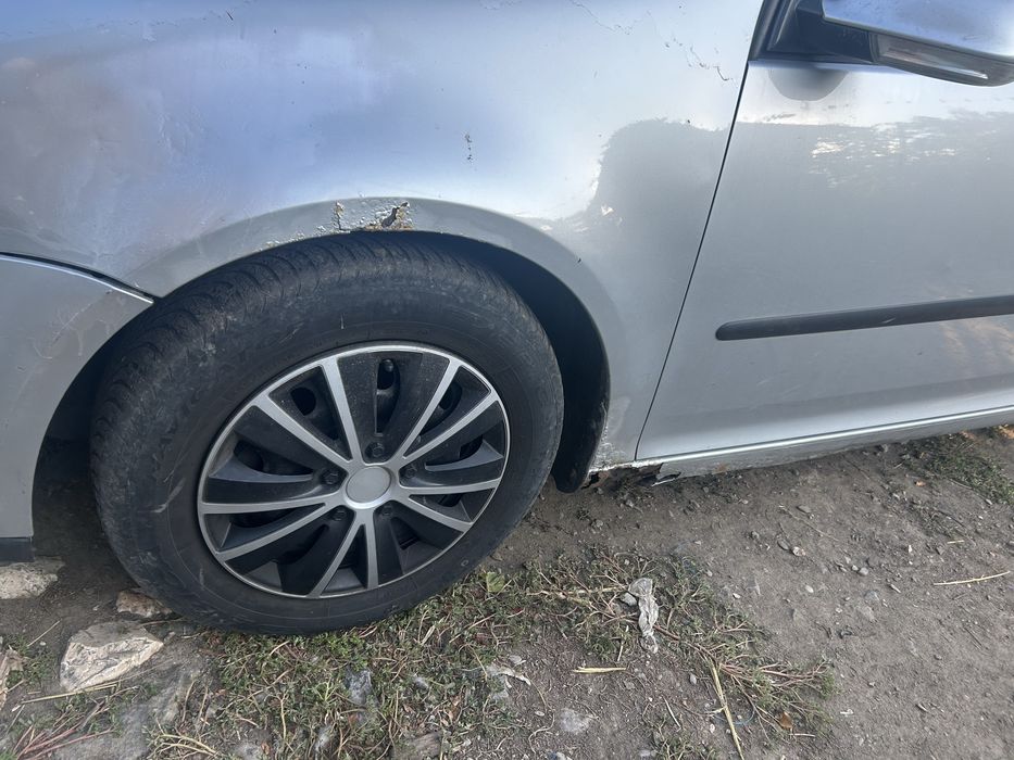 Golf 5 masina numai porneste  ,  e mai mult pentru dezmembrari.