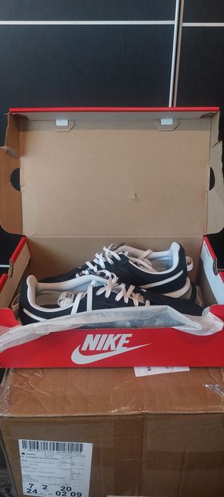 Маратонки Nike 42