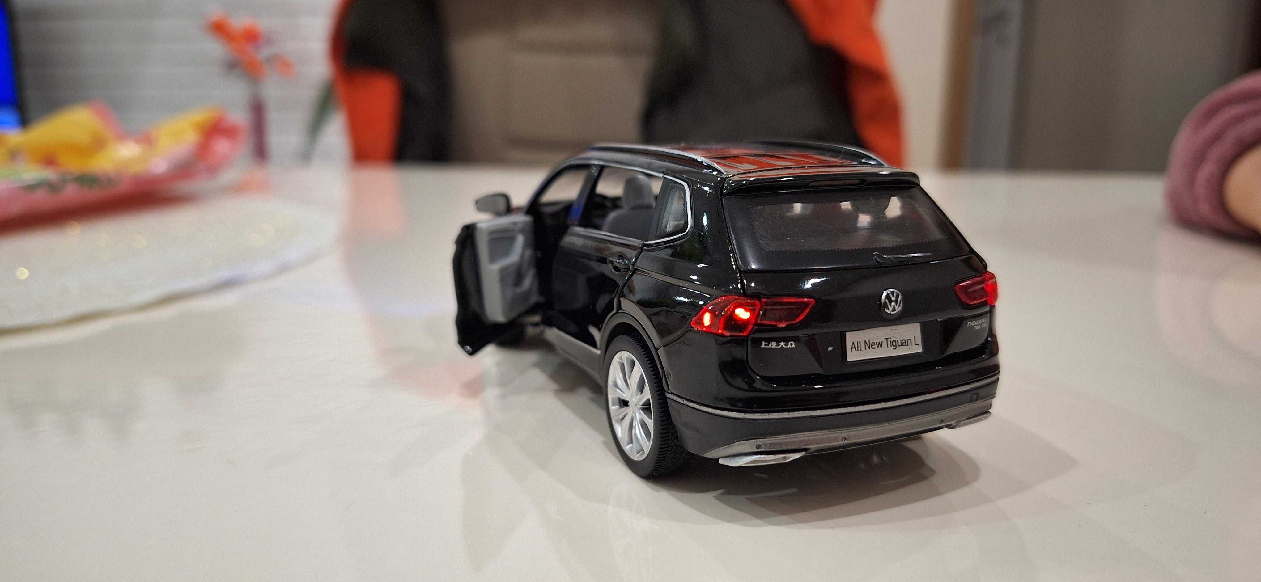 VW Tiguan 1:32 с отваряеми врати, капак, светещи фарове и стопове