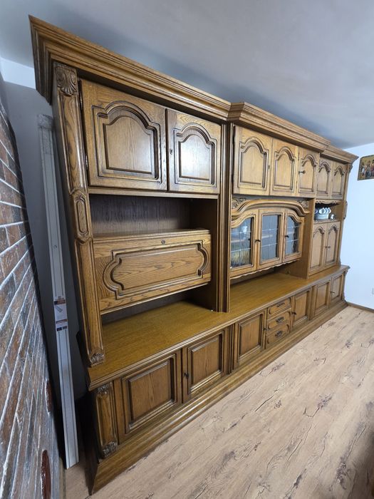 Vând mobilă lemn masiv, înălțimea 210cm si lungimea de 350cm.