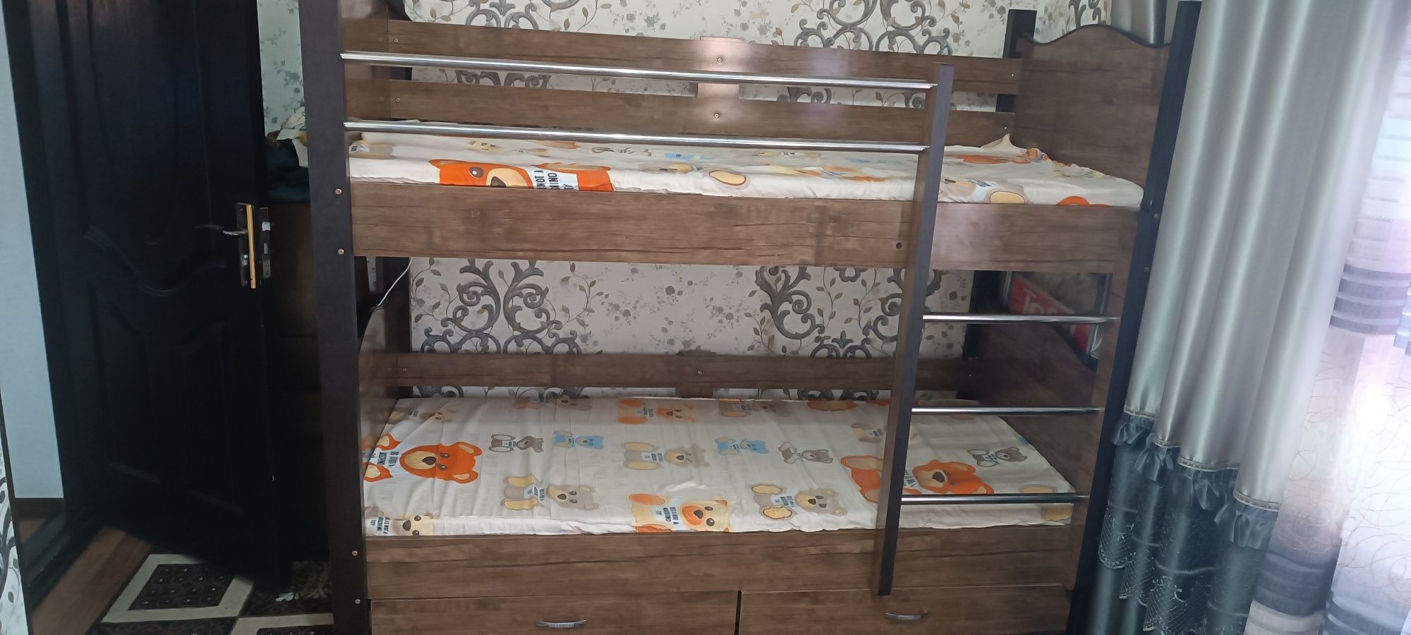 2qavatli devan sotiladi