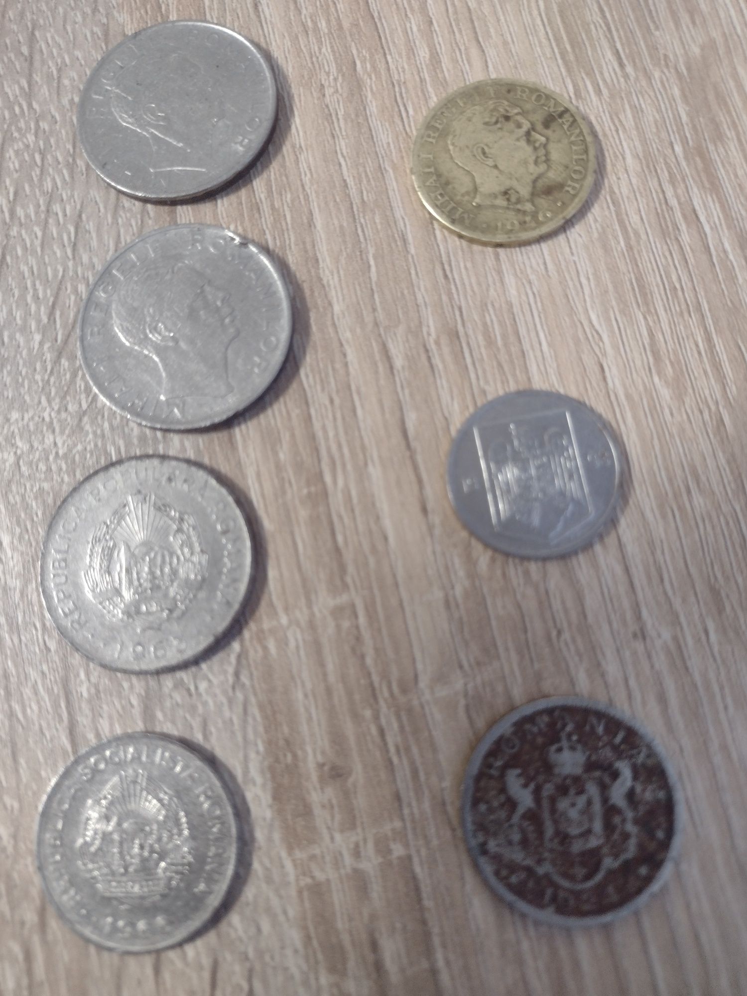 Vând monede vechi 15 buc. Românesti și 33 buc.straine