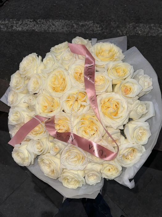 Букет белых роз в количестве 41