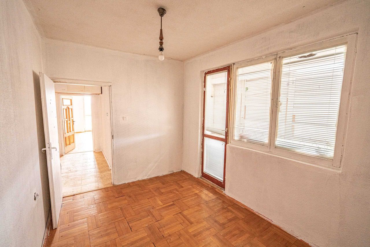 Продава се Тристаен апартамент в Кърджали, Център - 108 кв.м за 732 €/кв.м - Снимка #4
