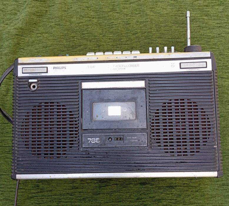 Vând radio casetofon Philips 90AR