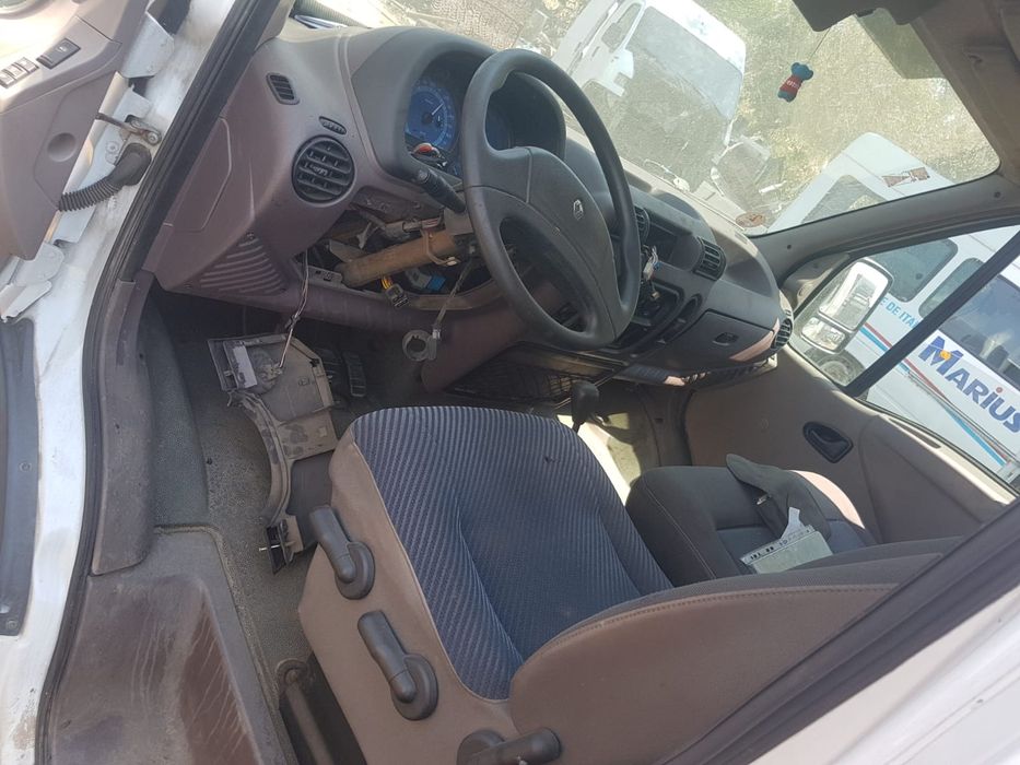 Dezmembrez Renault Master 2.2