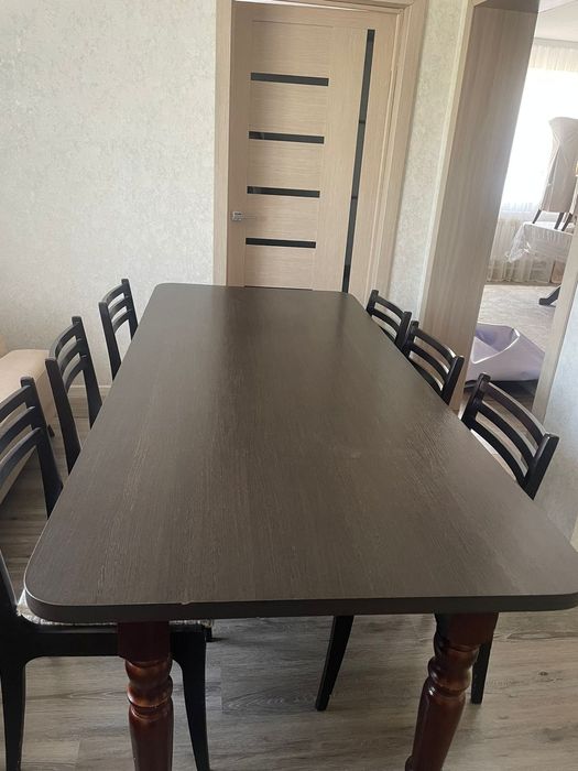 Продам кухонный стол стулями в комплекте. Хорошем состоянии.