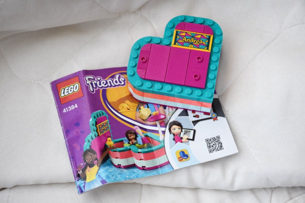 Cutia de vară în formă de inimă a Andreei (41384) - LEGO Friends
