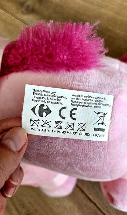 Unicorn roz de pluș pe un băț de lemn