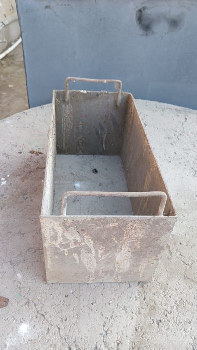 Стол и формочки для кирпичей