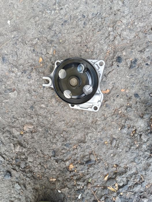 Продам помпу мазда