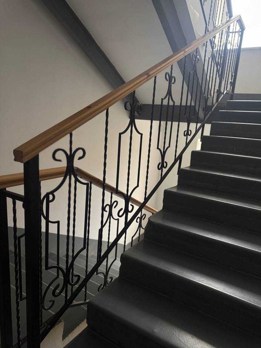 Улица шумная, но в доме тихо.