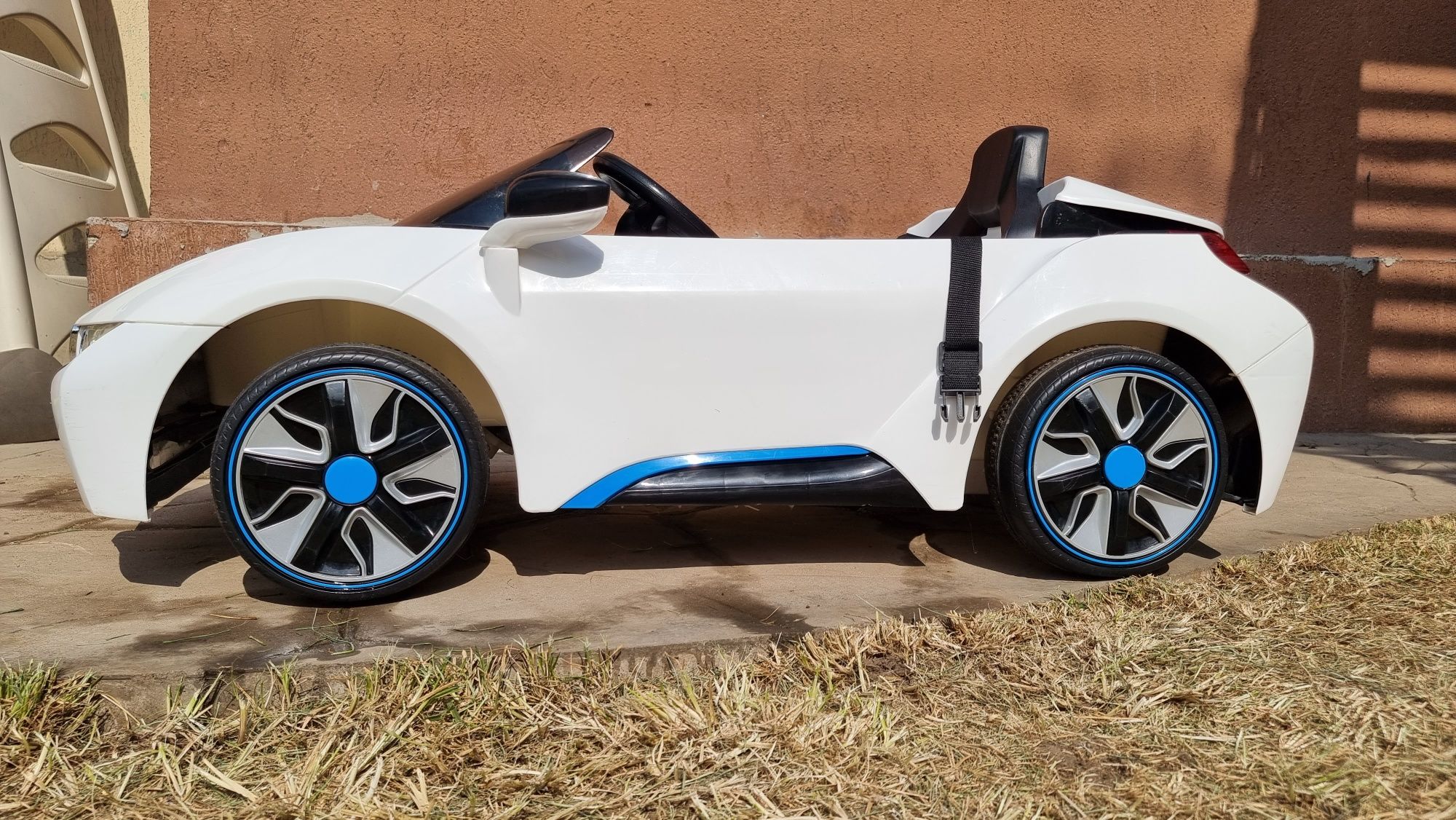 Masina electrica pentru copii BMW i8.