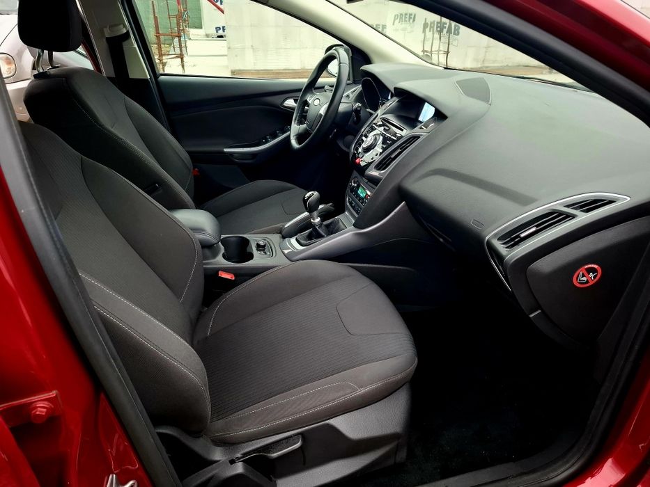 Ford Focus Titanium Xenon ParkAssist Led Sync LineAssist