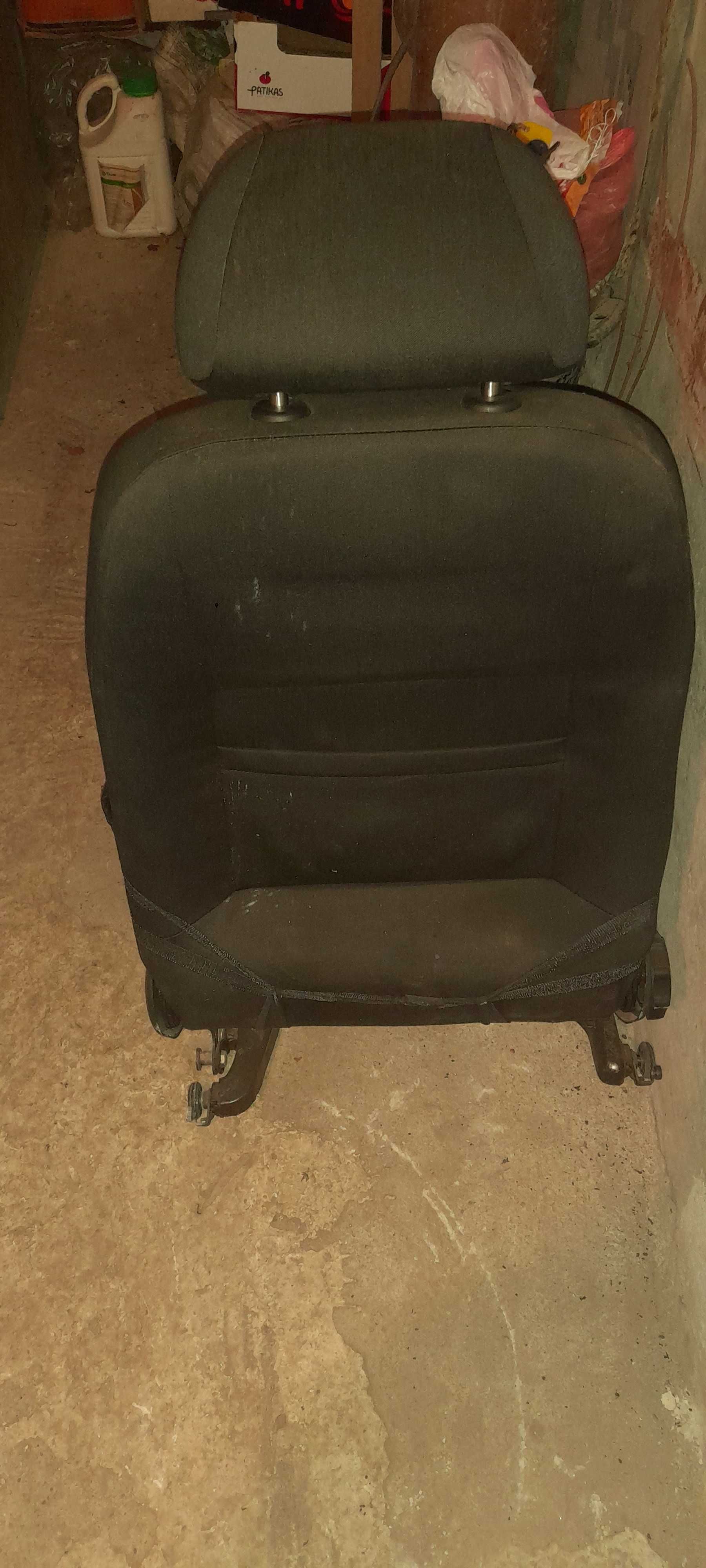 Продавам пасажерска седалка от SEAT LEON 2004 ГОДИНА !