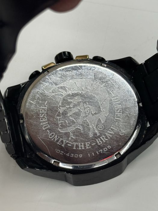 2 броя часовници Diesel