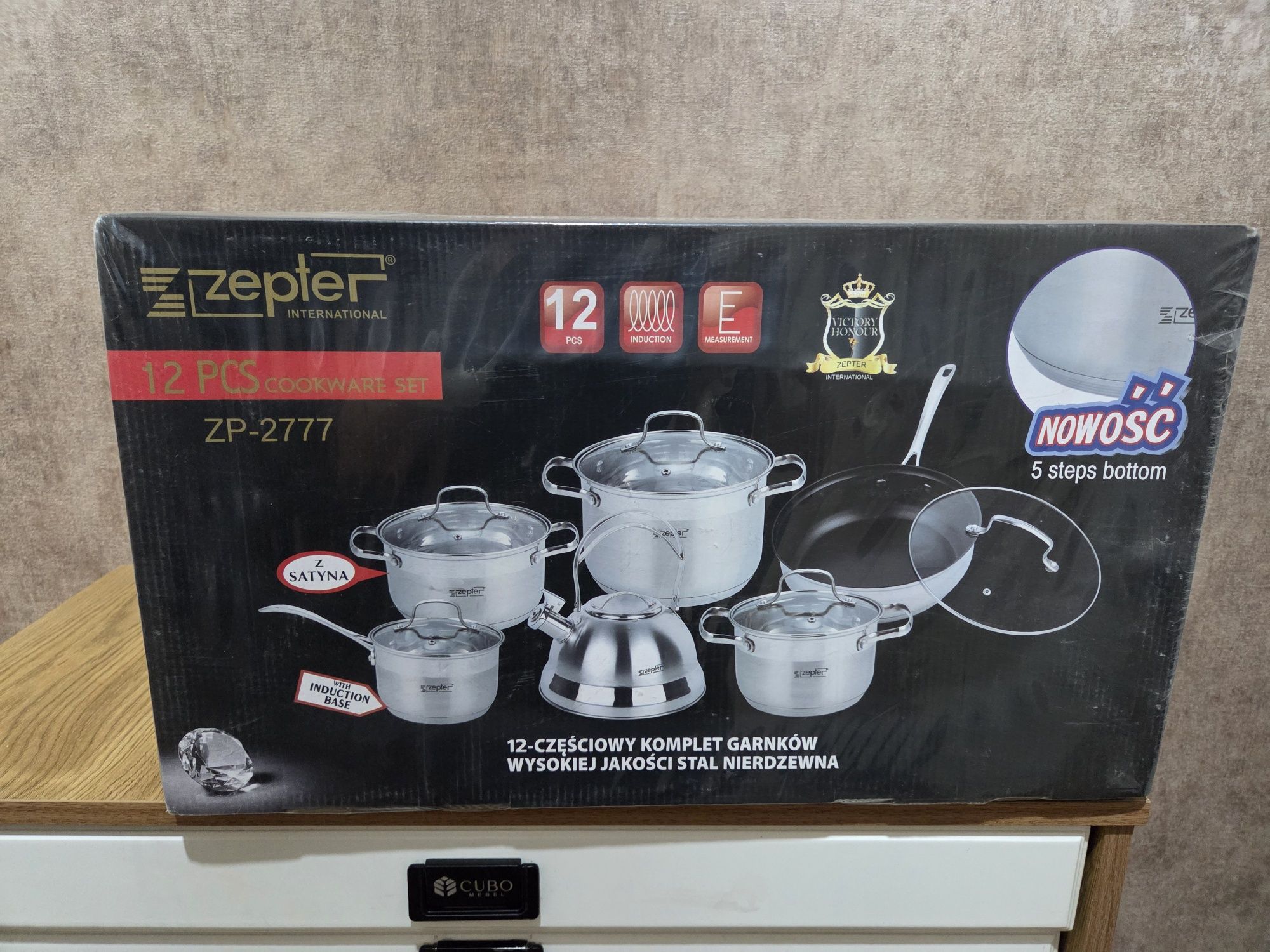 Набор кухонной посуды: сковородка, кастрюли и чайник, 6 предметов,

"Z