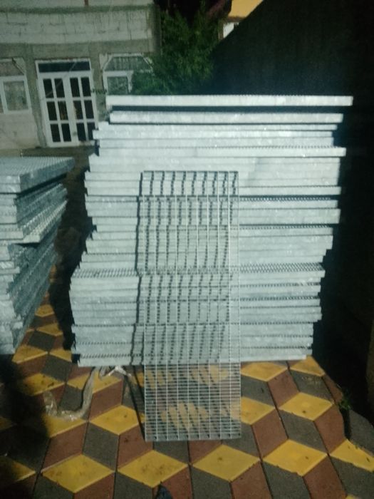 Vând grătare zincate orice dimensiune dorește clientul și trepte print