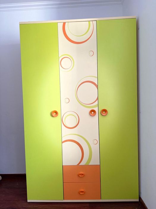 Шкаф и компьютерный стол для детской комнаты