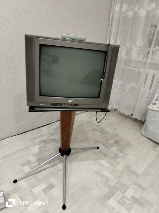Продам Телевизор с Подставкой НЕ ДОРОГО
