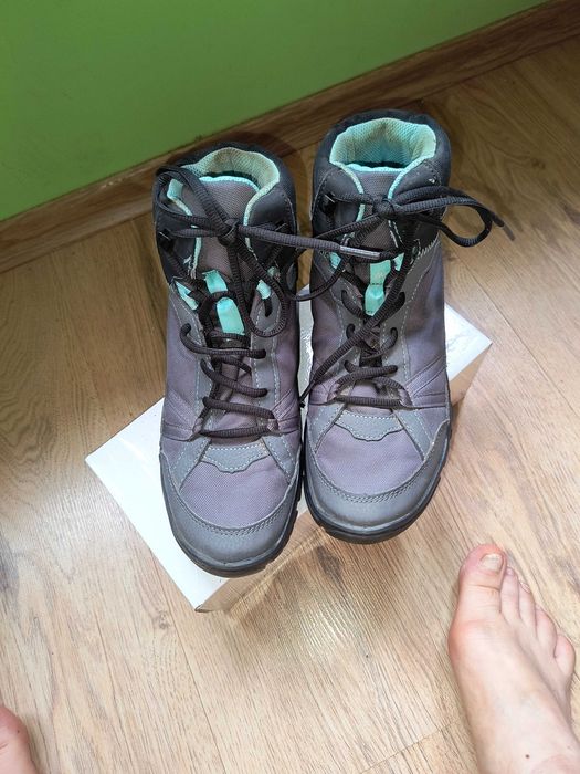 Продавам дамски туристически обувки