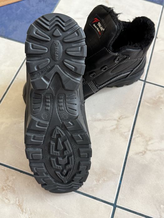 Продаю спец.обувь рабочую