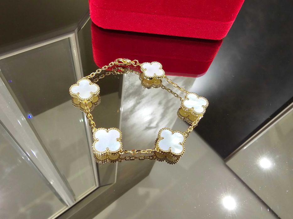 Van Cleef & Arpels VCA Mother of Pearl 5 Motifs Alhambra Дамска Гривна