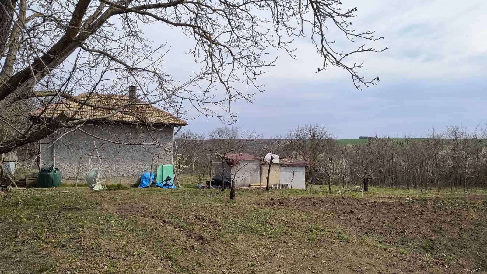 Вила в местността  Арменски Лозя с ток и вода