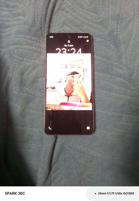 Продам vivo v293 256гб минус разбит экран немного и задняя крышка